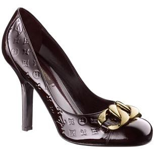 Precio:$157.000 Color amaranto /Cadena LV dorada /Taloneta acolchada para mayor comodidad /Suela de piel /Tacón de 10 cm