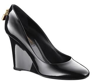 Precio:$157.000 Color negro /Piel de becerro de charol /Adorno de candado LV dorado en la parte trasera /Taloneta acolchada para mayor comodidad /Suela de piel /Tacón con cu a de 9 cm