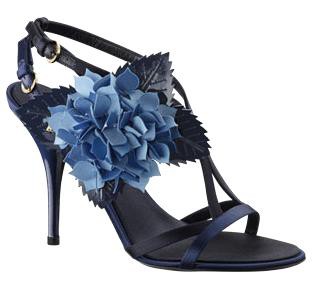 Precio:$147.000 Creación elegante y femenina para la noche / Saten / Color marino /Flor de hortensia de satén con hojas de piel de becerro de charol /Adorno con las iniciales LV /Hebilla Louis Vuitton dorada ajustable /Taloneta acolchada para mayor comodi